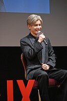 佐藤二朗からのメッセージに笑顔を見せた岩田剛典。