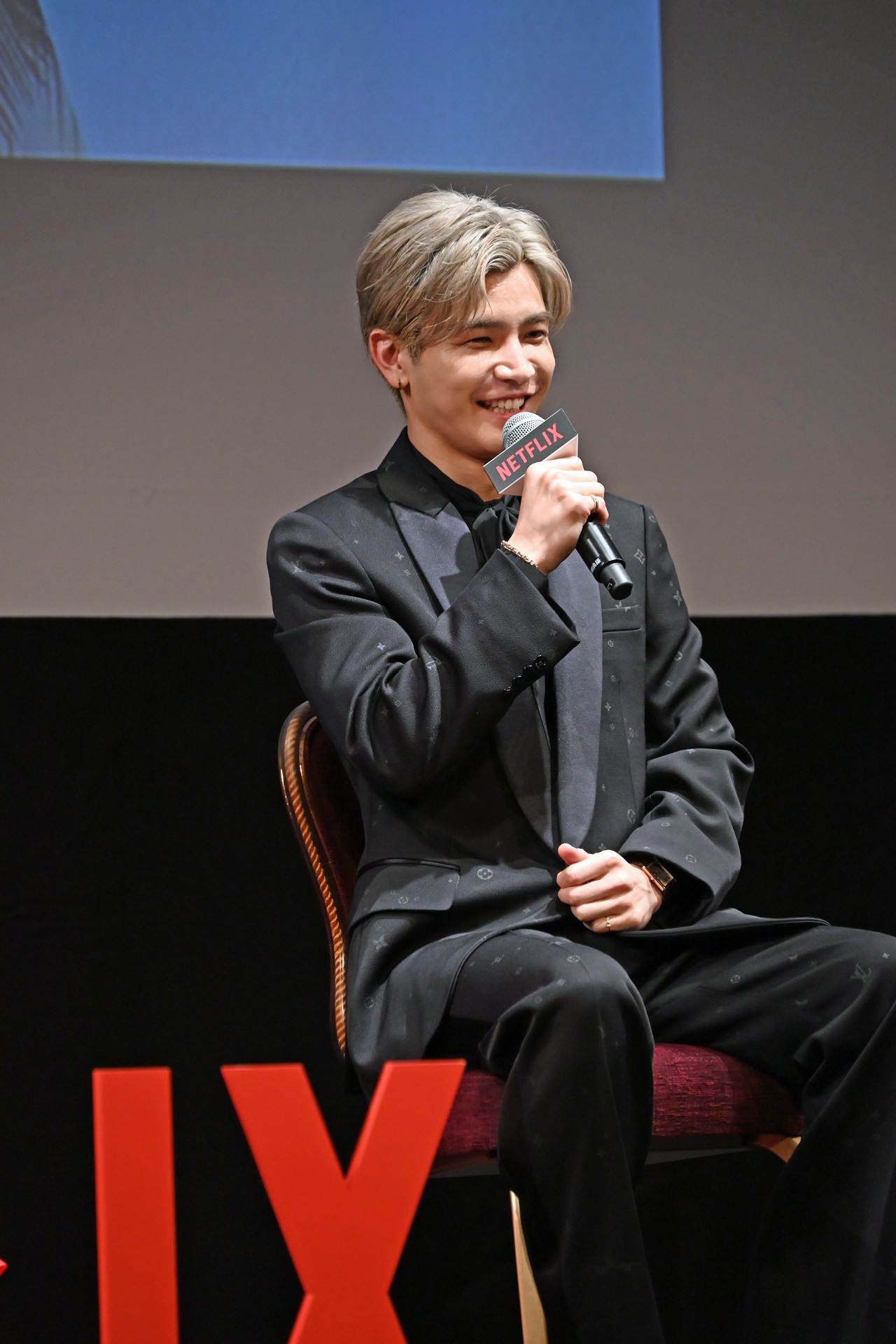 佐藤二朗からのメッセージに笑顔を見せた岩田剛典。