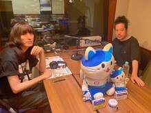 左から志磨遼平（ドレスコーズ）、又吉直樹（ピース）。