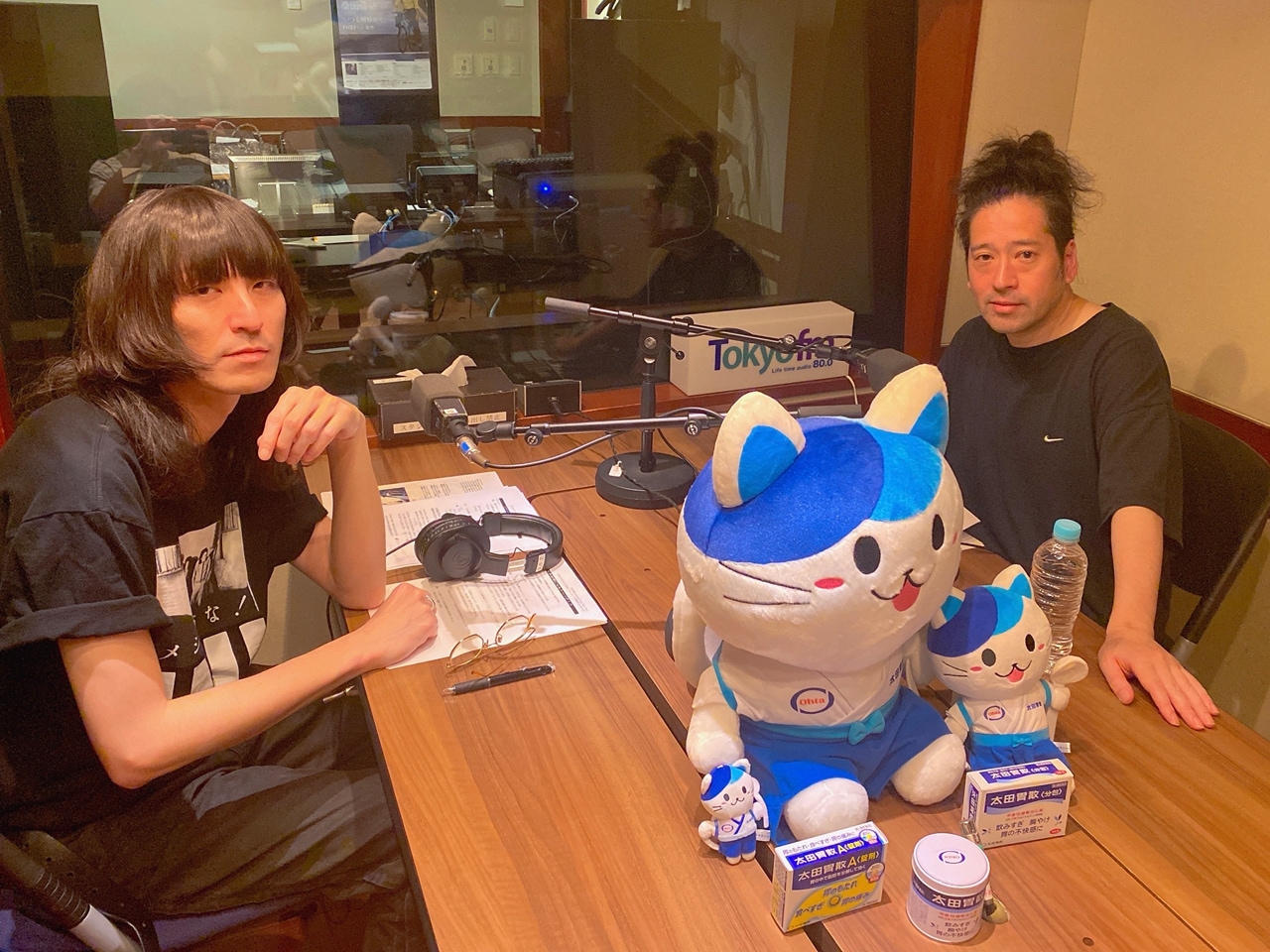 左から志磨遼平（ドレスコーズ）、ピース又吉。