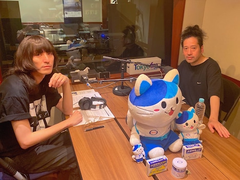 左から志磨遼平（ドレスコーズ）、又吉直樹（ピース）。