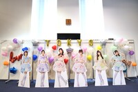 昭和女子大学 人見記念講堂のロビーに飾られた超ときめき♡宣伝部の等身大パネル。