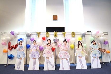 昭和女子大学 人見記念講堂のロビーに飾られた超ときめき♡宣伝部の等身大パネル。