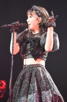 マイクスタンドを使用しパフォーマンスする桜井えま。