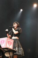 ファンからの質問を読み上げる桜井えま