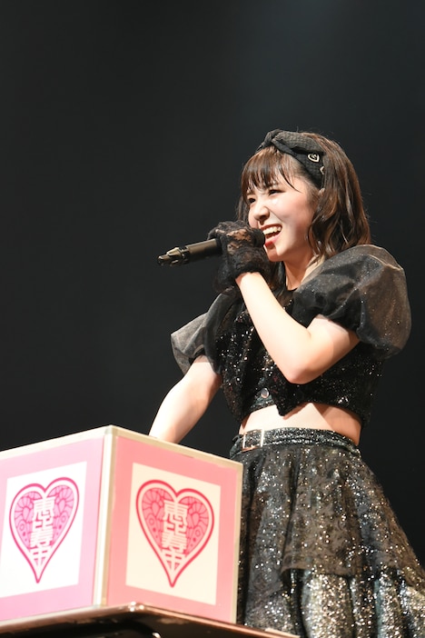 ファンからの質問に答える桜井えま。