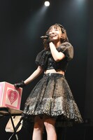 衣装の全体像をアピールする桜井えま。