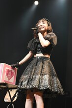 衣装の全体像をアピールする桜井えま。