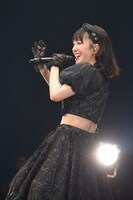 手を振りながらステージをあとにする桜井えま。