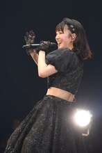 手を振りながらステージをあとにする桜井えま。