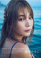 人気画像3位は「高槻かなこ、初写真集で初水着『いろいろな一面を感じていただけたら』」より、高槻かなこ1st写真集「夜明け」表紙。 （撮影：神藤剛）