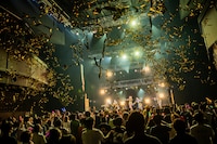 「ゴールデンライフ」で発射された金テープ。（撮影：千佳）