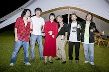 左から大工原幹雄（Dr / サニーデイ・サービス）、田中貴（B / サニーデイ・サービス）、カネコアヤノ、向井秀徳（Vo, G / ZAZEN BOYS）、七尾旅人、曽我部恵一（Vo, G / サニーデイ・サービス）。（撮影：石崎祥子）