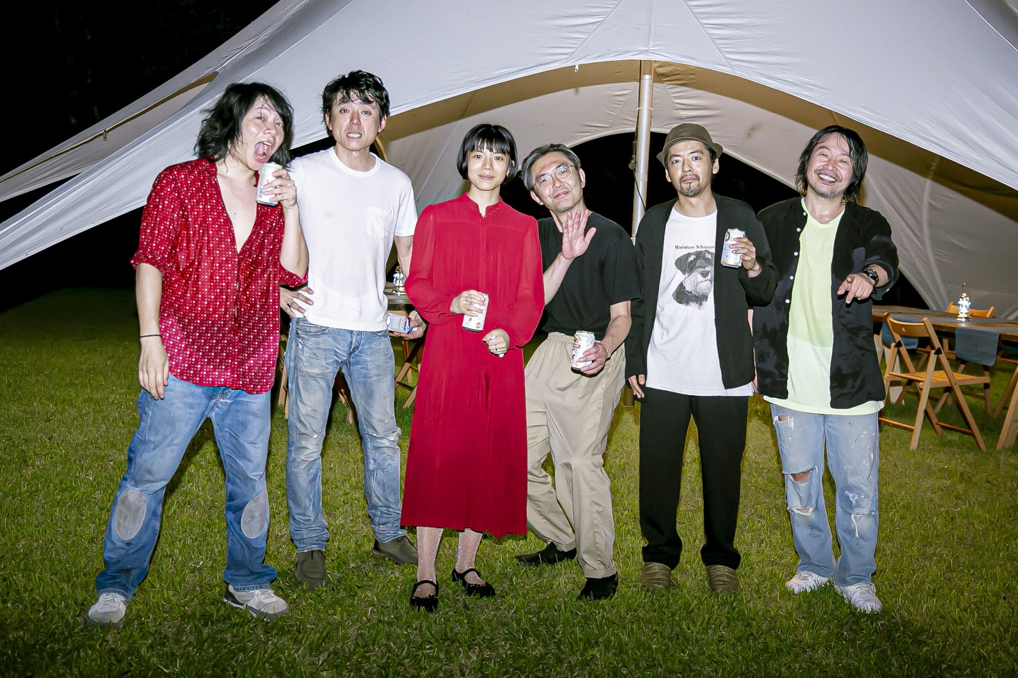 左から大工原幹雄（Dr / サニーデイ・サービス）、田中貴（B / サニーデイ・サービス）、カネコアヤノ、向井秀徳（Vo, G / ZAZEN BOYS）、七尾旅人、曽我部恵一（Vo, G / サニーデイ・サービス）。（撮影：石崎祥子）