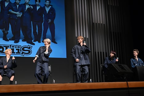 試聴中、我慢できずに踊り出すFUMIYAとSHOW。