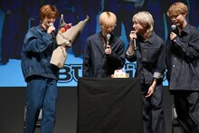 運び込まれたお祝いのケーキに集まるBUDDiiSメンバー。