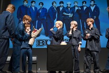 運び込まれたお祝いのケーキに集まるBUDDiiSメンバー。