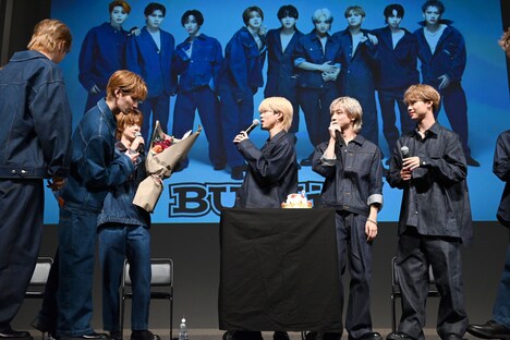運び込まれたお祝いのケーキに集まるBUDDiiSメンバー。