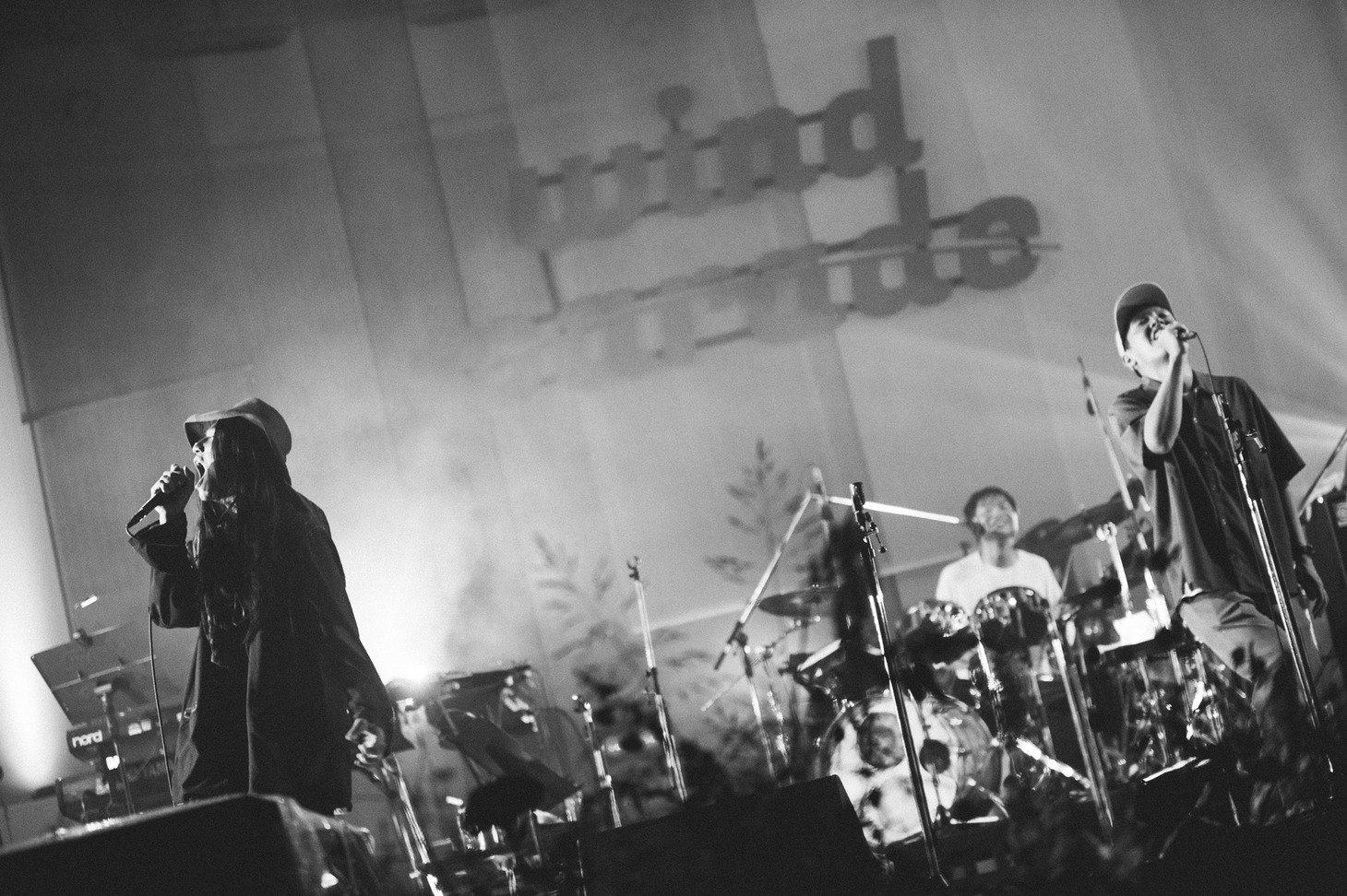 マヒトゥ・ザ・ピーポー（Vo, G / GEZAN）と高城晶平（Vo, Flute, G / cero）。（Photo by Kana Tarumi）