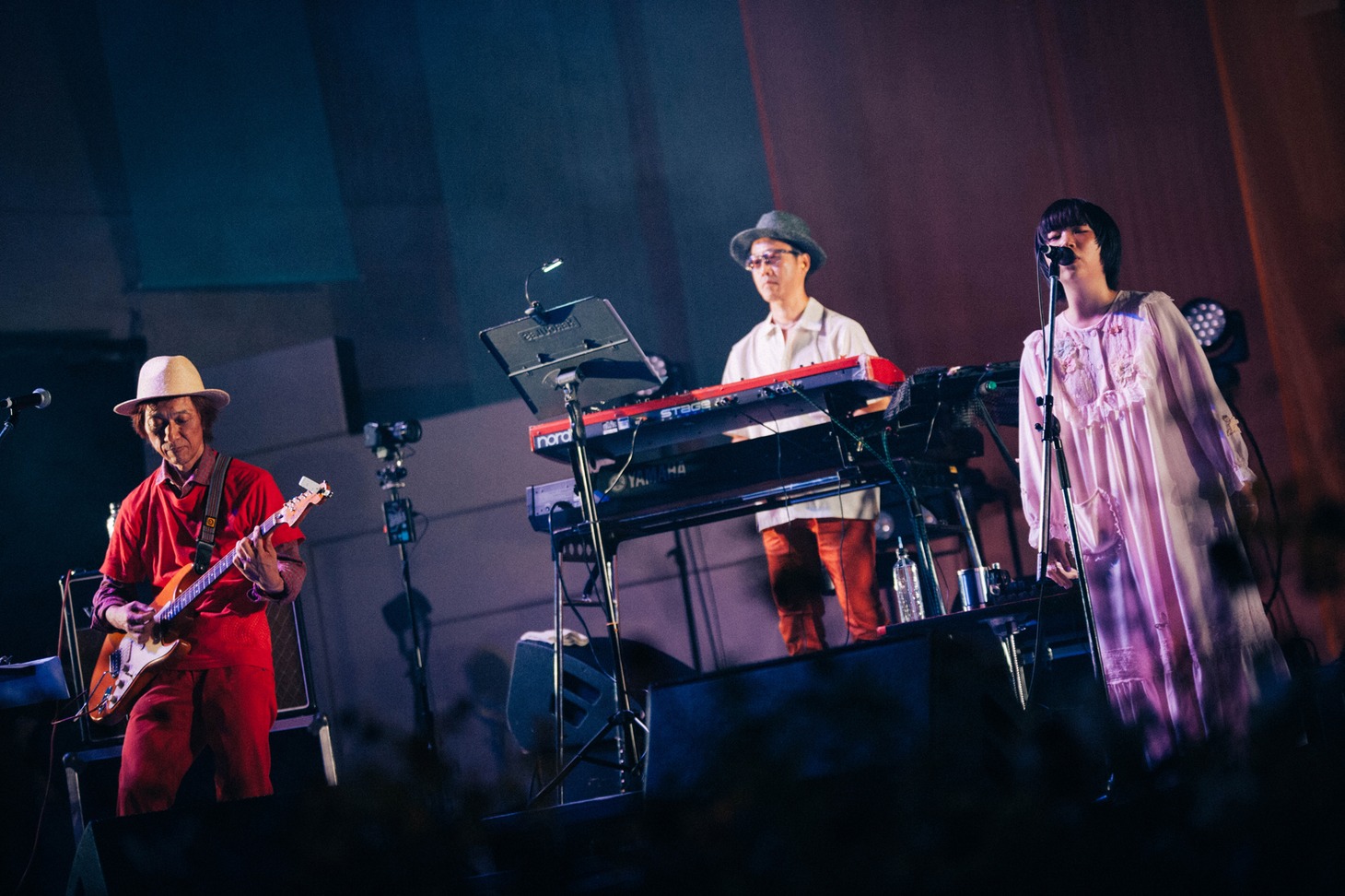 左から関口“ダーツ”道生（G）、HAKASE-SUN（Key / LITTLE TEMPO、OKI DUB AINU BAND）、Syunko Sekiguchi（Cho）。（Photo by Kana Tarumi）