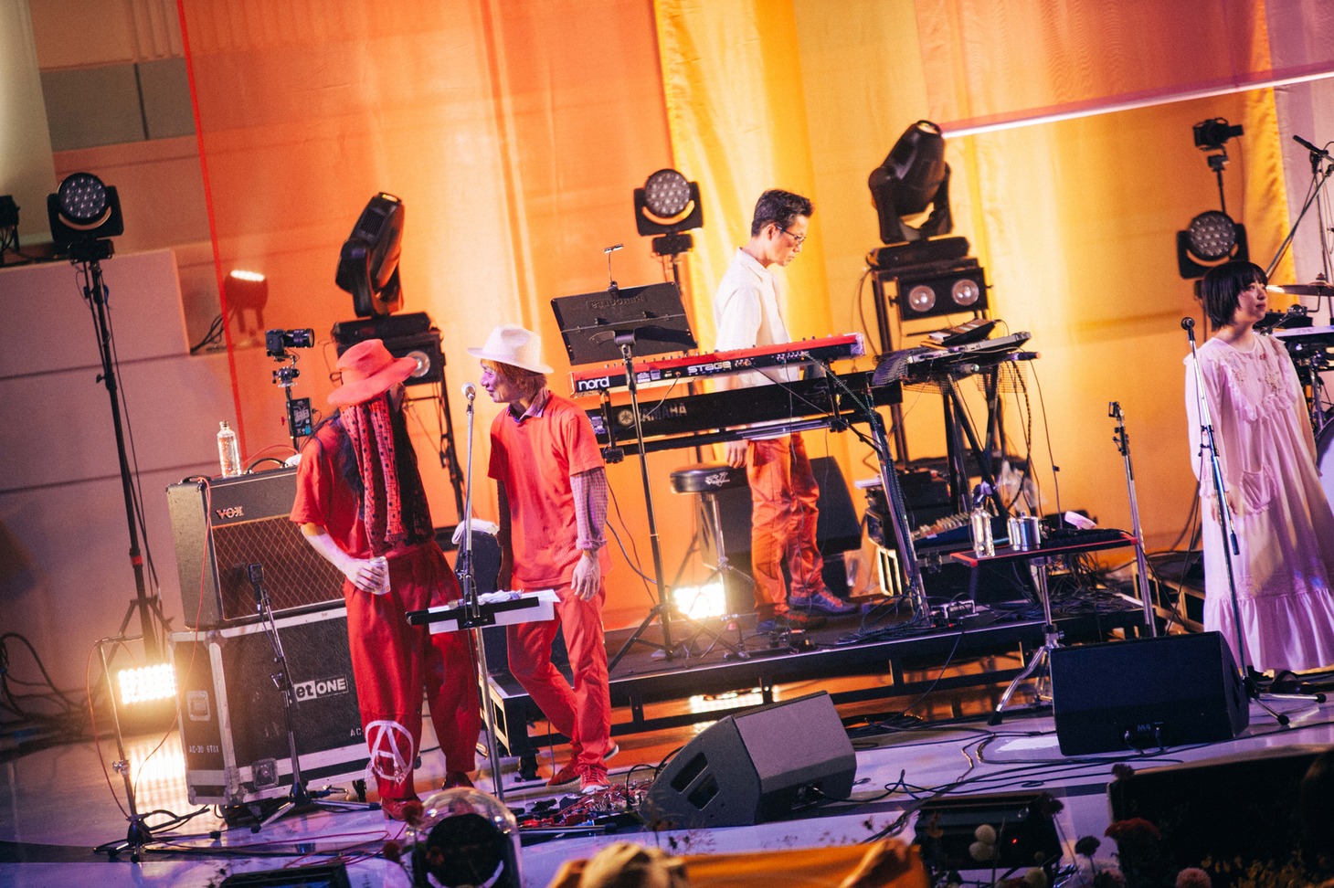 終演後に言葉を交わすマヒトゥ・ザ・ピーポー（Vo, G / GEZAN）と関口“ダーツ”道生（G）。（Photo by Kana Tarumi）