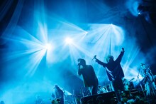 左からマヒトゥ・ザ・ピーポー（Vo, G / GEZAN）、高城晶平（Vo, Flute, G / cero）、ハナレグミ。（Photo by Kana Tarumi）