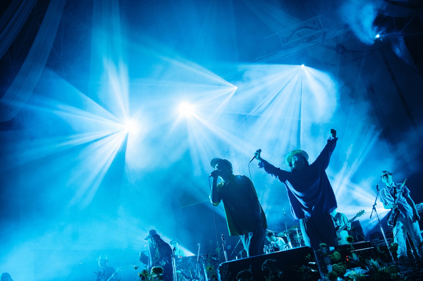 左からマヒトゥ・ザ・ピーポー（Vo, G / GEZAN）、高城晶平（Vo, Flute, G / cero）、ハナレグミ。（Photo by Kana Tarumi）