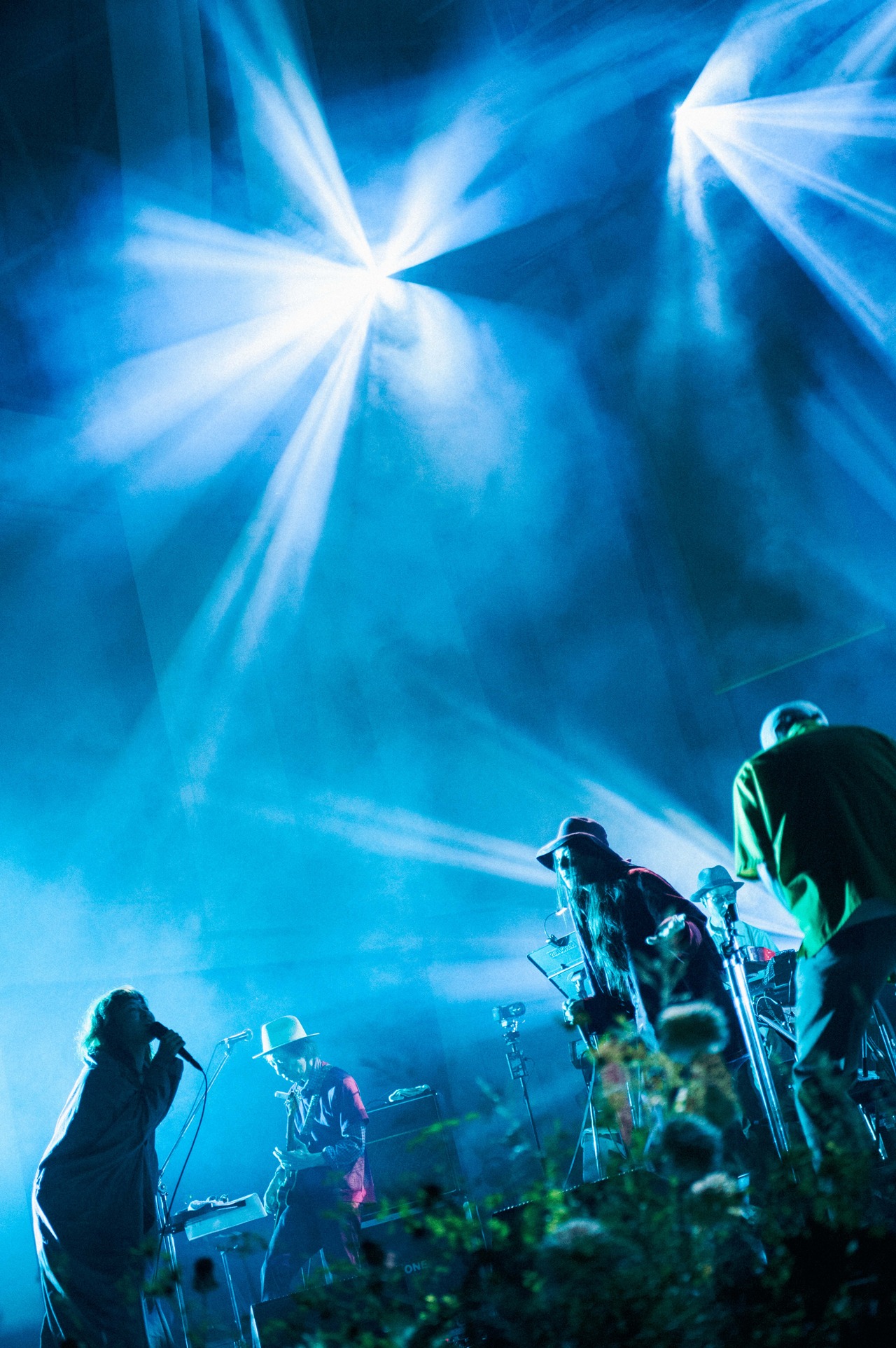 左から原田郁子（Vo / クラムボン）、関口“ダーツ”道生（G）、マヒトゥ・ザ・ピーポー（Vo, G / GEZAN）、高城晶平（Vo, Flute, G / cero）。（Photo by Kana Tarumi）