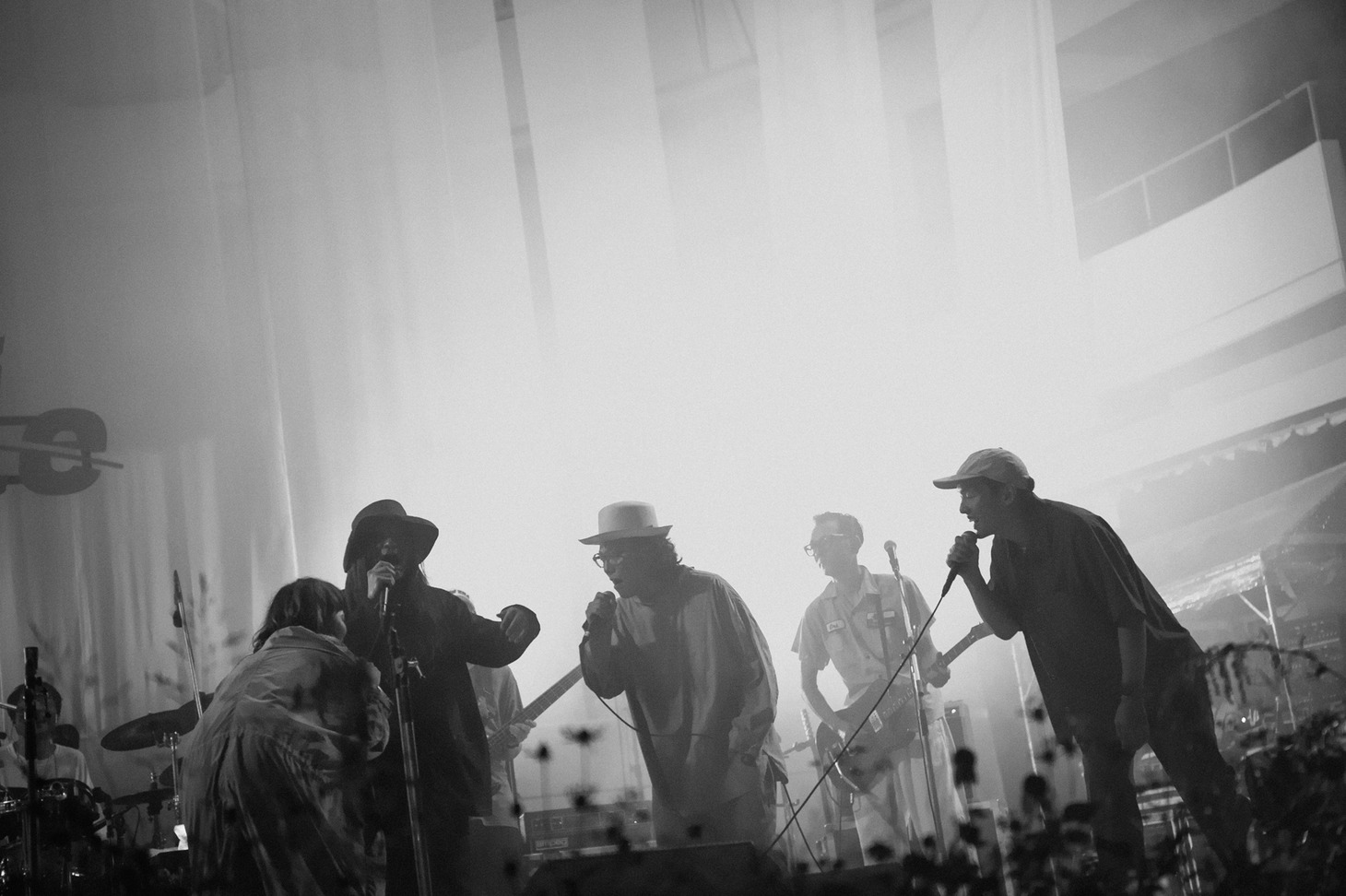 左から原田郁子（Vo / クラムボン）、マヒトゥ・ザ・ピーポー（Vo, G / GEZAN）、ハナレグミ、高城晶平（Vo, Flute, G / cero）。（Photo by Kana Tarumi）