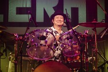 吉田佳史（Dr）（撮影：山本倫子）