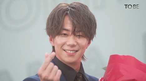 指ハートを見せる北山宏光。