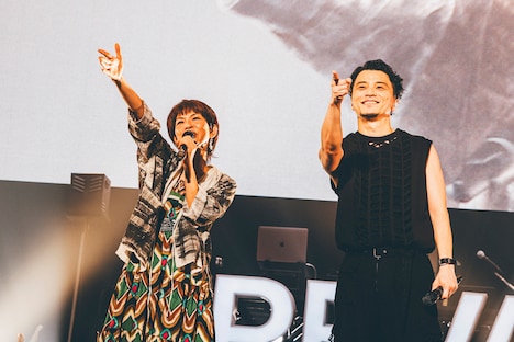 「Mellow Blue」を歌い終えたあとの国岡真由美とKREVA。(撮影:西槙太一)