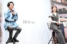 左から二宮和也（嵐）、波瑠。