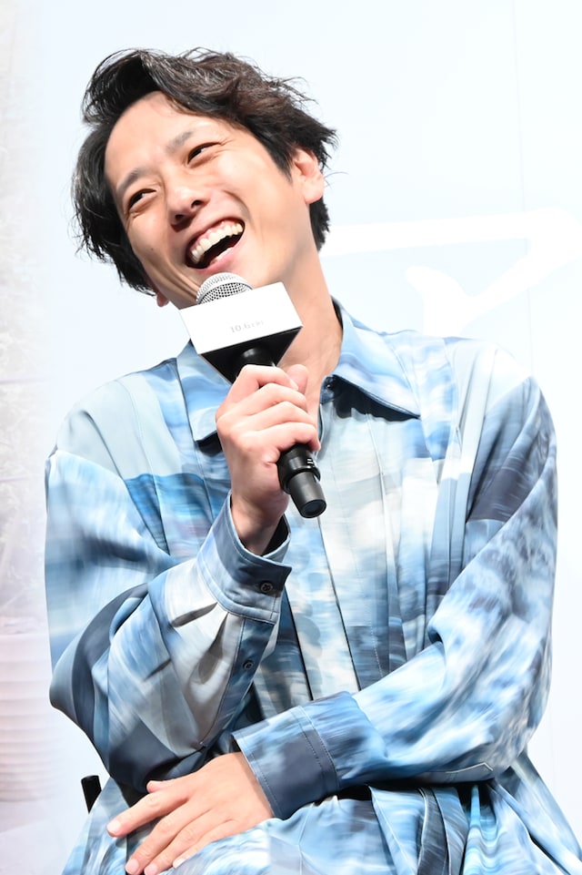 人気画像1位は「嵐・二宮和也にとって親友はずっと同じ価値観の“あの4人”」より、笑顔の二宮和也（嵐）。