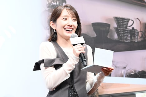 30代の女性から恋人への手紙を代読した波瑠。その手紙にはプロポーズの返事も書かれていた。波瑠は観客の中から手紙の差出人を見つけて興奮していた。