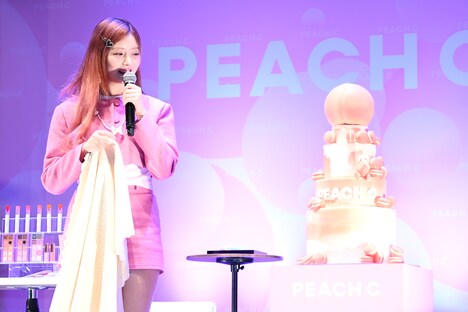 大きな桃のケーキの登場に驚くレイ。