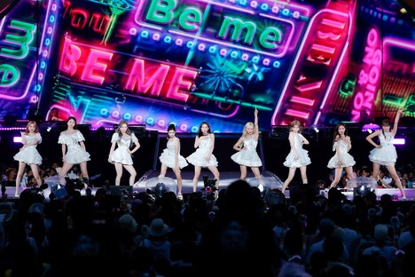 「NiziU Live with U 2023 “ココ！夏 Fes.” -Stadium Special-」の様子。（撮影：田中聖太郎）