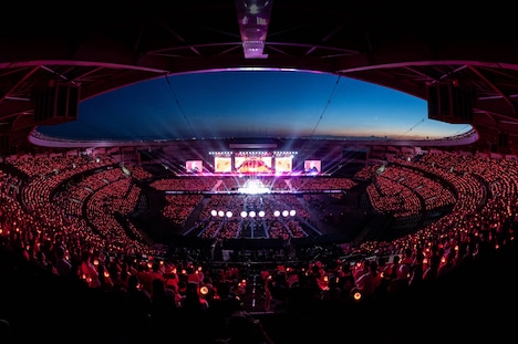 「NiziU Live with U 2023 “ココ！夏 Fes.” -Stadium Special-」の様子。（撮影：田中聖太郎）