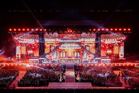 「NiziU Live with U 2023 “ココ！夏 Fes.” -Stadium Special-」の様子。（撮影：田中聖太郎）