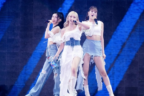 左からRIMA、MAYUKA、NINA。（撮影：田中聖太郎）