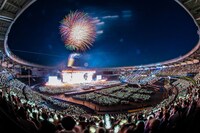 人気画像9位は「NiziUがZOZOマリンスタジアムで6万人と繰り広げた夏祭り　WithUからの歌のプレゼントに涙」より、「NiziU Live with U 2023 “ココ！夏 Fes.” -Stadium Special-」の様子。（撮影：田中聖太郎）