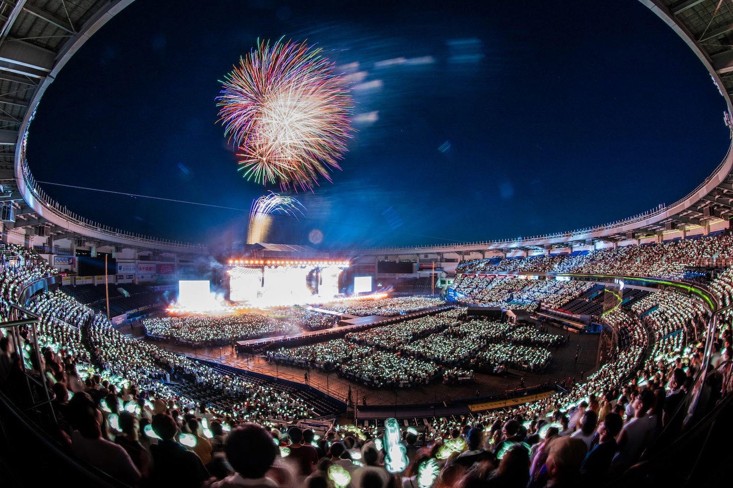 「NiziU Live with U 2023 “ココ！夏 Fes.” -Stadium Special-」の様子。（撮影：田中聖太郎）