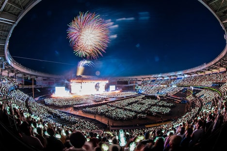 「NiziU Live with U 2023 “ココ！夏 Fes.” -Stadium Special-」の様子。（撮影：田中聖太郎）