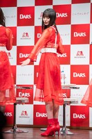 「ダース＜ミルク＞」チームの衣装をアピールする遠藤さくら。