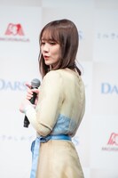 「白いダース」チームの衣装をアピールする田村真佑。