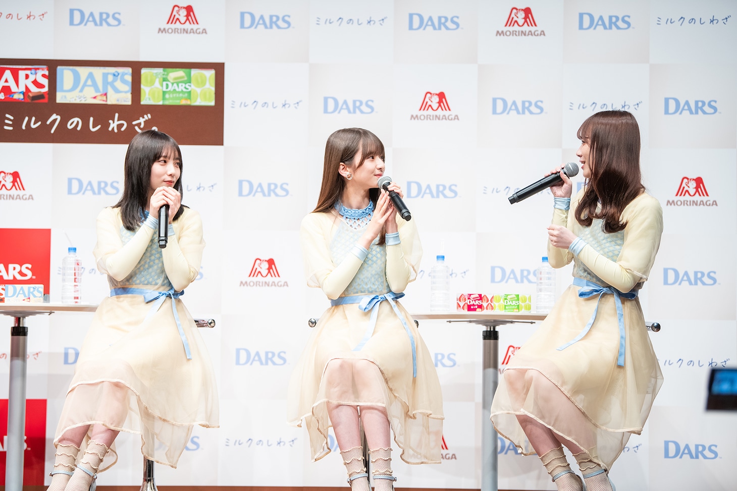 左から与田祐希、菅原咲月、田村真佑。