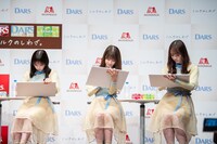 制限時間1分以内のお絵かき対決に臨む与田祐希、菅原咲月、田村真佑。