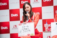 「DARS」の新イメージキャラクター“だーくまちゃん”を発表する梅澤美波。