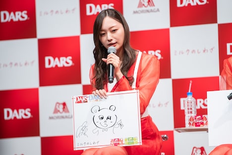 「DARS」の新イメージキャラクター“だーくまちゃん”を発表する梅澤美波。
