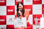 梅澤美波が描いた「DARS」の新イメージキャラクター“だーくまちゃん”。